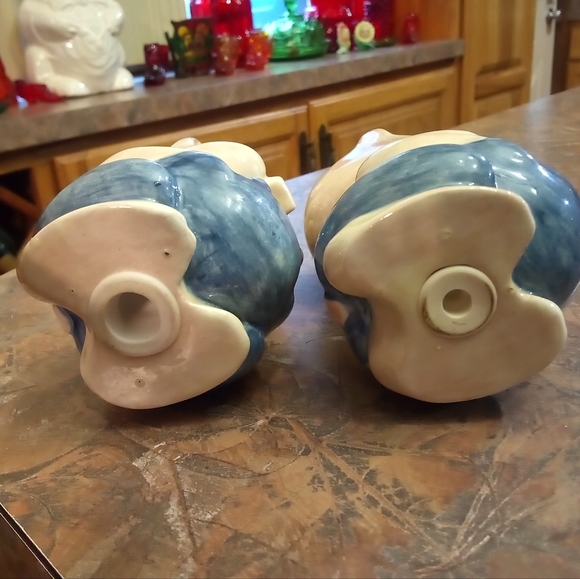 Charming Pigs In Overalls With Red Hats Ceramic Salt and Pepper Shakers. - Picture 6 of 9